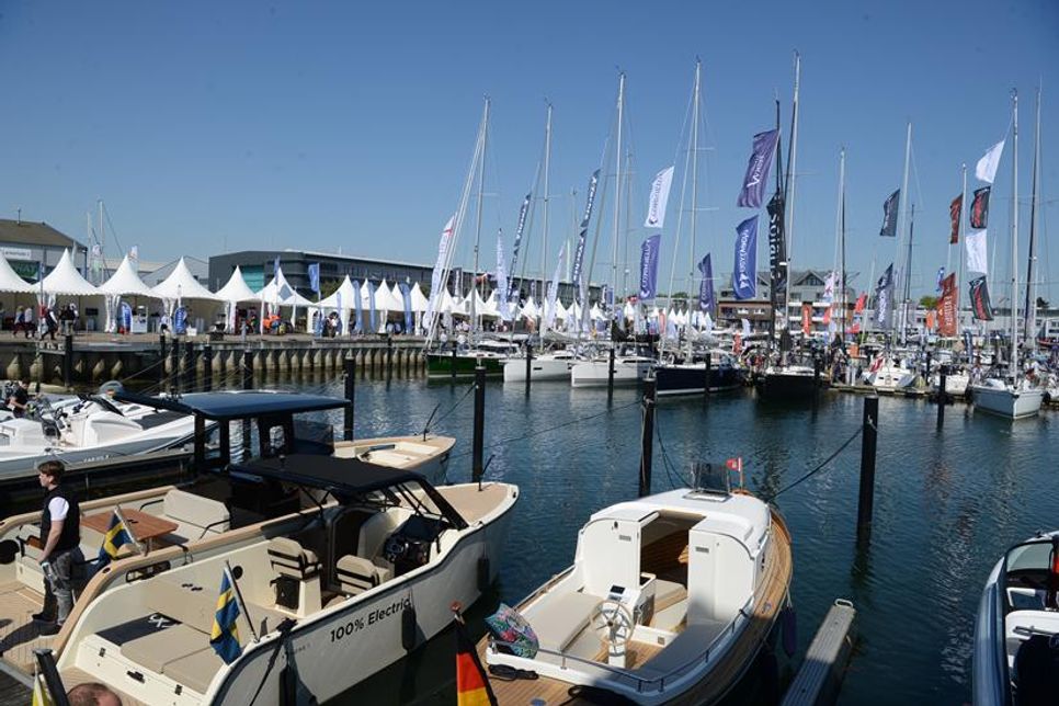 Mit rund 180 Ausstellern und 170 Yachten und Booten namhafter Marken auf dem Wasser und an Land präsentiert sich der Wassersport in seiner ganzen Vielfalt.