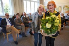 Zur Eröffnung der Ausstellung bedankte sich Ingrid Maschke (re.) als Sprecherin der Ausstellungsgemeinschaft bei Gesa Braun.