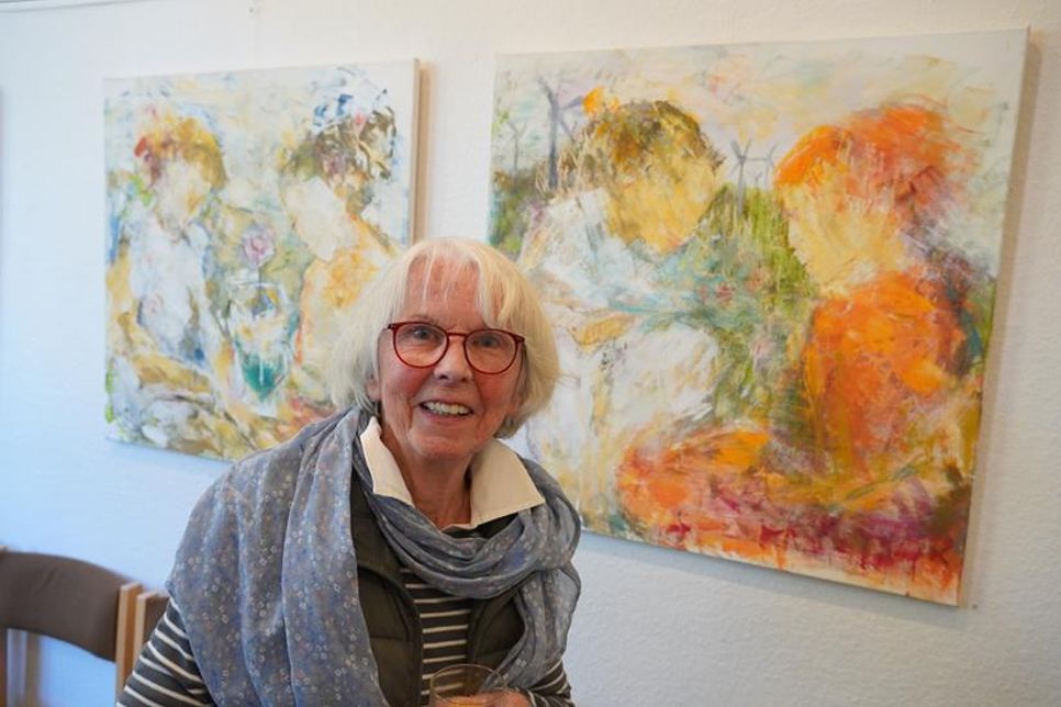Die Künstlerin Gesa Braun vor zwei ihrer Werke.