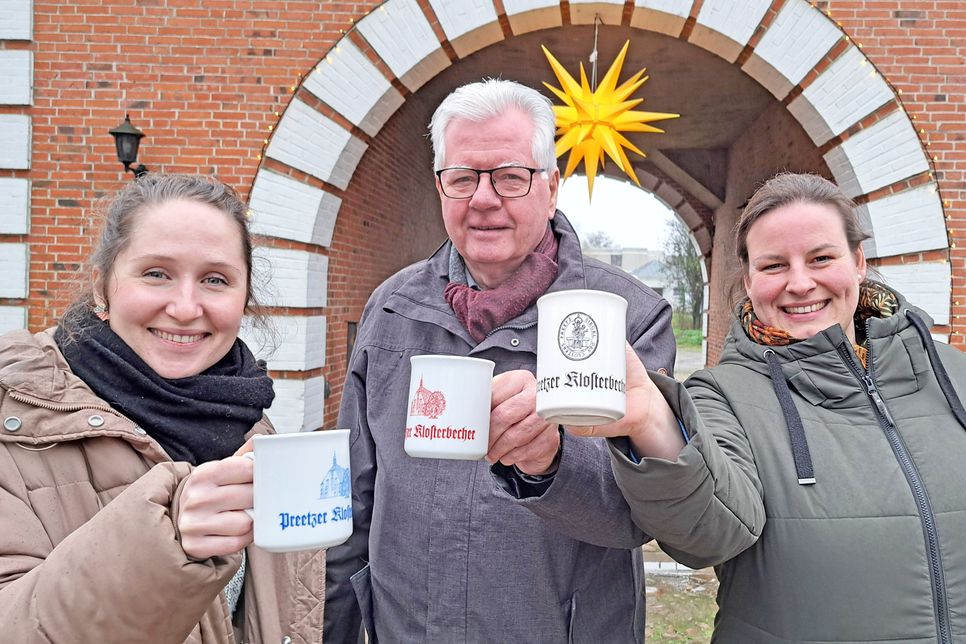Freuen sich auf Punsch und weihnachtliche Atmosphäre: Constanze Groth (links) und Charline Jäger von der Klosrterwaltung und Wolfgang Schneider, Vorsitzender der Klosterfreunde.