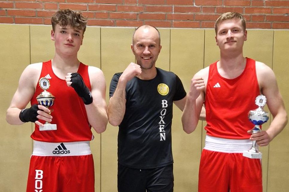Johnny Eggert, Trainer Valentin Gepper und David Reinke (v. lks.).