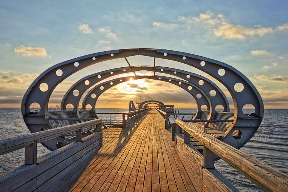 Die Kellenhusener Seebrücke ist ein leuchtendes Highlight an der Ostseeküste, das täglich nach Sonnenuntergang in farbigem Glanz erstrahlt.
