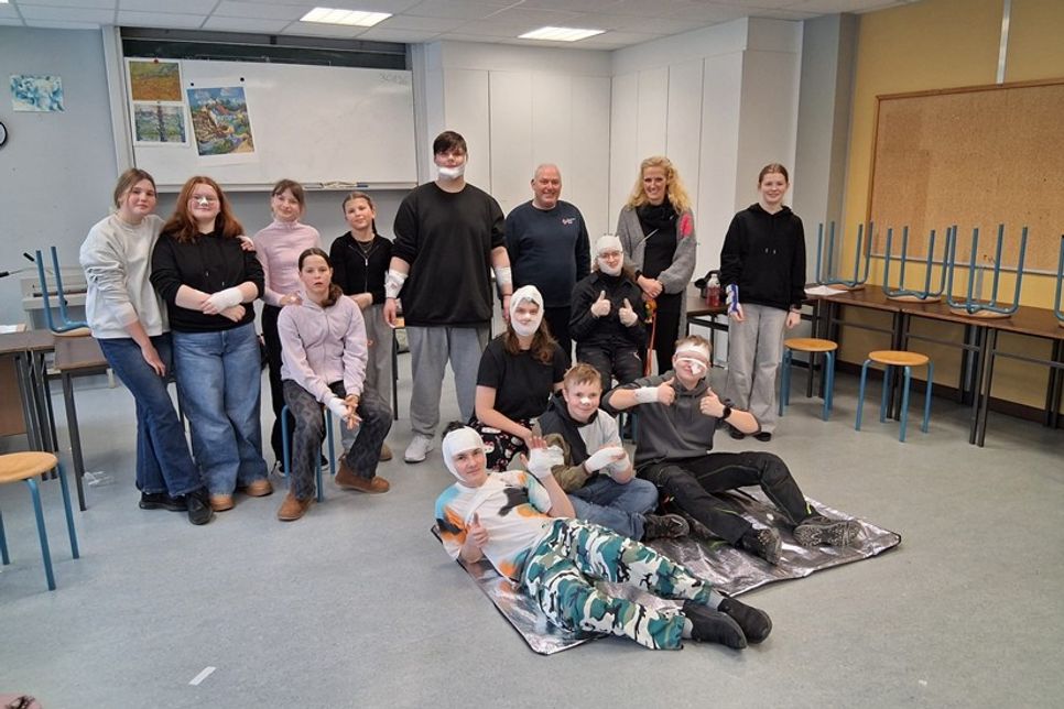 Die Teilnehmerinnen und Teilnehmer der Schulsanitätsdienst-AG wurden erfolgreich zu Schulsanitätern und Schulsanitäterinnen ausgebildet.