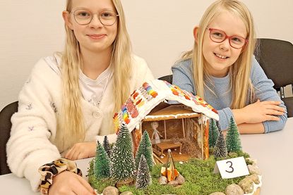 Für dieses Knusperhäuschen ergatterten Lilli (links) und Jule Fricke Platz drei.