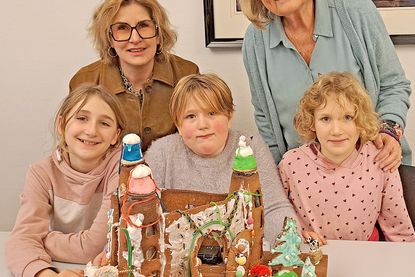 Finja, Sanna und Ronja (von links) landeten auf Platz zwei und erhielten zusätzlich von Bettina Krause und Frauke Bosch den Sonderpreis fürs prima umgesetzte „Rumpelstilzchen“-Thema.