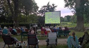 Der Naturerlebnisraum „Historischer Pfarrhof Schönwalde“ bietet eine imposante Kulisse für die fünfte Auflage des Kino-Sommers unter dem Blätterdach der alten Bäume.