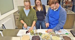 Kochen mal anders: Schüler zeigen, wie man nachhaltig mit Nahrungsmitten umgeht.