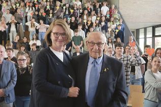 Journalistin Christina Mänz und Manfred Goldberg in der Aula des Küstengymnasiums.
