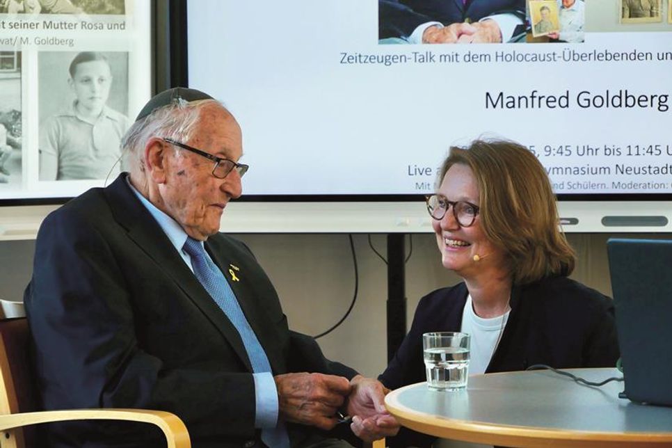 Manfred Goldberg berichtete von seinen Erlebnissen im Zweiten Weltkrieg. Journalistin Christina Mänz führte das Gespräch und übersetzte für die Schüler.