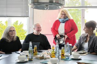 Dipl.-Ing. Gabriele Richter (von links) und Dipl. Ing. Dieter Richter (Richter Architekten, Kiel) mit Christine Bülck (Gemeinde Timmendorfer Strand) und Anja Boden (Architekten- und Ingenieurkammer S-H, Kiel) bei der Auslosung.