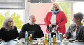 Dipl.-Ing. Gabriele Richter (von links) und Dipl. Ing. Dieter Richter (Richter Architekten, Kiel) mit Christine Bülck (Gemeinde Timmendorfer Strand) und Anja Boden (Architekten- und Ingenieurkammer S-H, Kiel) bei der Auslosung.
