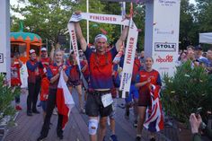 Mega starke Leistung: Der Pole Pawel Celinski beim Zieleinlauf mit seiner Crew.