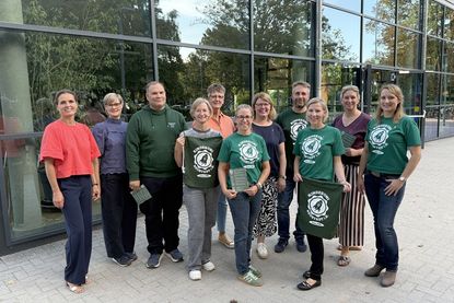 20 Jahre ehrenamtliches Engagement: Mitglieder des heutigen Kinderuni-Teams gemeinsam mit ehemaligen Mitstreiterinnen.