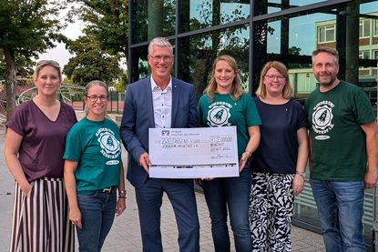 Ulf Braune von der VR Bank zwischen den Meeren überreichte dem Organisationsteam einen Scheck über 2.000 Euro.
