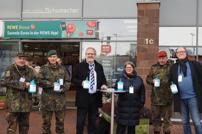 Bürgermeister Peter A. Kokocinski, Bürgervorsteherin Christine Nebendahl und Kirchenvorstandsmitglied Professor Dr. Mathias Nebendahl unterstützten die Reservistenkameradschaft bei der Auftaktsammlung.