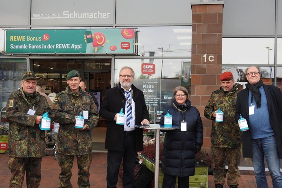 Bürgermeister Peter A. Kokocinski, Bürgervorsteherin Christine Nebendahl und Kirchenvorstandsmitglied Professor Dr. Mathias Nebendahl unterstützten die Reservistenkameradschaft bei der Auftaktsammlung.