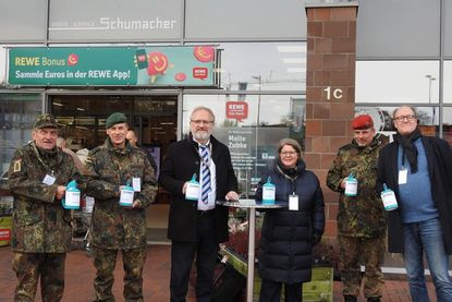 Bürgermeister Peter A. Kokocinski, Bürgervorsteherin Christine Nebendahl und Kirchenvorstandsmitglied Professor Dr. Mathias Nebendahl unterstützten die Reservistenkameradschaft bei der Auftaktsammlung.