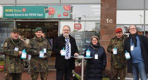 Bürgermeister Peter A. Kokocinski, Bürgervorsteherin Christine Nebendahl und Kirchenvorstandsmitglied Professor Dr. Mathias Nebendahl unterstützten die Reservistenkameradschaft bei der Auftaktsammlung.