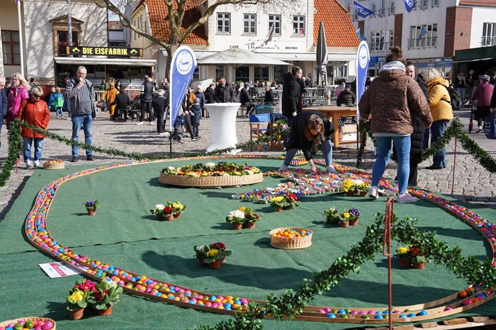Rund 3.000 gefärbte Eier standen zum Verkauf, den der Verein „Aktion Traumfänger“ in diesem Jahr übernommen hatte.