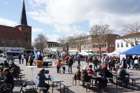 Es gab vieles zu entdecken, zahlreiche Stände mit Kunsthandwerk und verschiedene Neustädter Vereine und Verbände präsentierten sich auf dem Marktplatz.