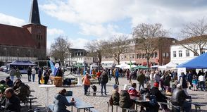 Es gab vieles zu entdecken, zahlreiche Stände mit Kunsthandwerk und verschiedene Neustädter Vereine und Verbände präsentierten sich auf dem Marktplatz.