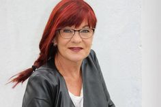 Friseurmeisterin Moni Palkowski freut sich auf den runden Geburstag ihres Friseursalons.