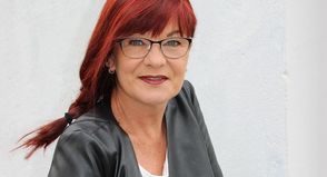 Friseurmeisterin Moni Palkowski freut sich auf den runden Geburstag ihres Friseursalons.