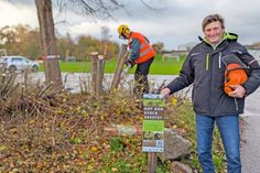 „Knickbotschafter“ und Landwirt Heiner Staggen beim Start des „Knickschilder“-Projektes in Krummbek.