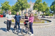 Bad Schwartaus Bürgermeisterin Dr. Katrin Engeln (re.) nimmt zusammen mit Stadtpräsidentin Wiebke Zweig und Thies Fellenberg (li.), Klimaschutzmanager der Stadt Bad Schwartau, den Staffelstab von Jan Karthäuser, 3. Stellvertreter des Bürgermeisters der Gemeinde Timmendorfer Strand, entgegen.