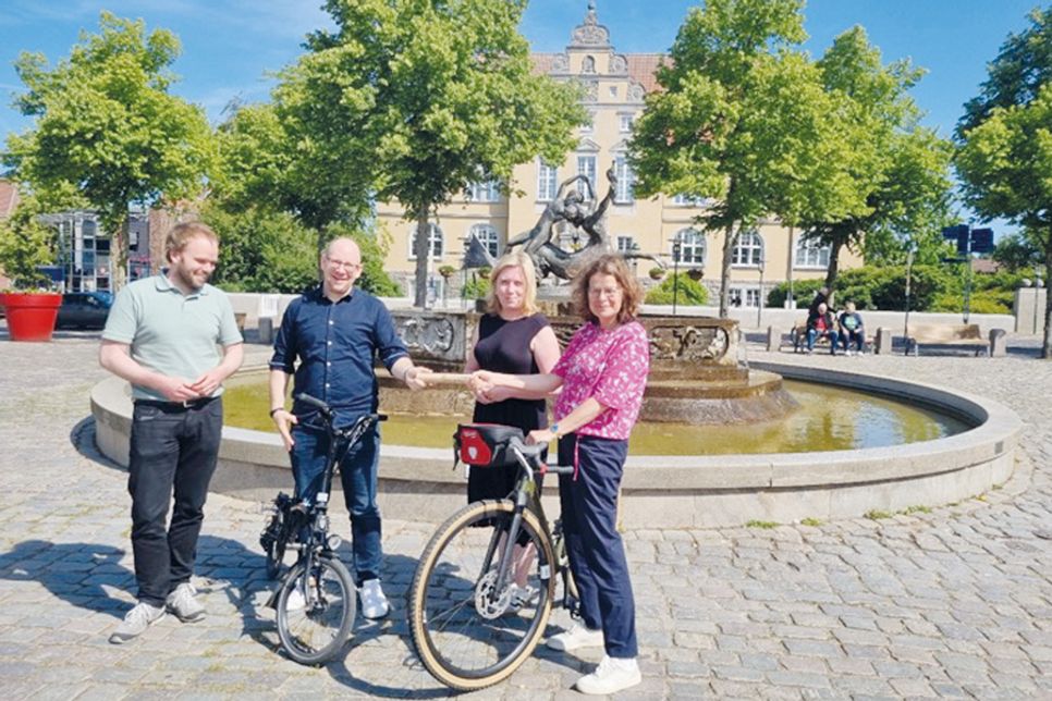 Bad Schwartaus Bürgermeisterin Dr. Katrin Engeln (re.) nimmt zusammen mit Stadtpräsidentin Wiebke Zweig und Thies Fellenberg (li.), Klimaschutzmanager der Stadt Bad Schwartau, den Staffelstab von Jan Karthäuser, 3. Stellvertreter des Bürgermeisters der Gemeinde Timmendorfer Strand, entgegen.