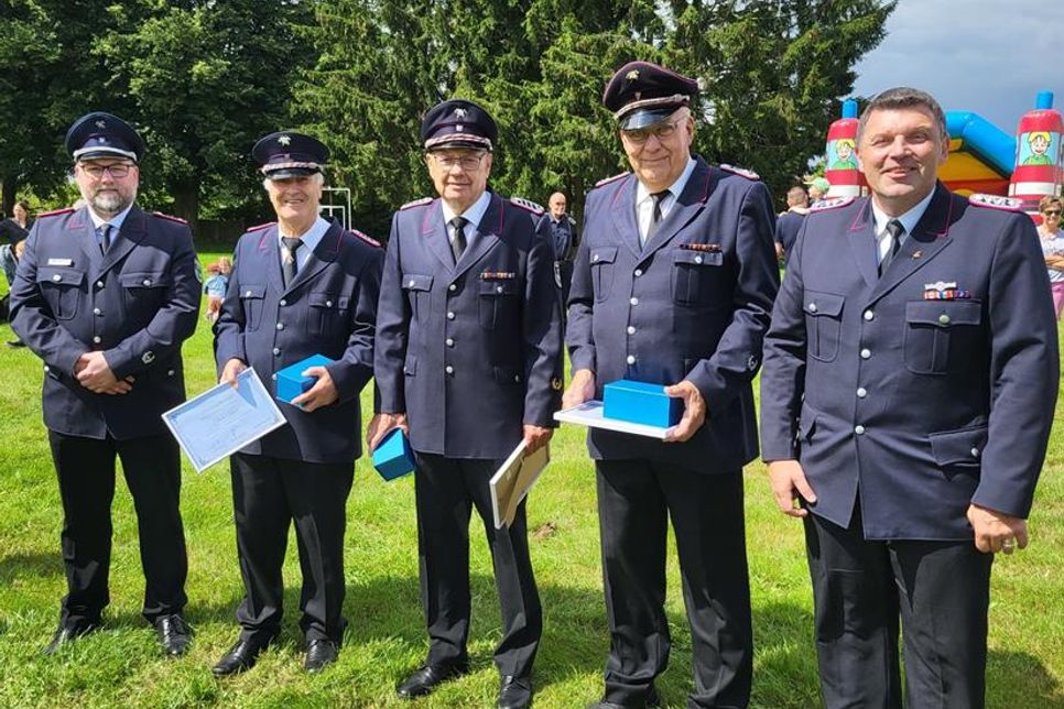 Gemeindewehrführer Dennis Prüß, Heinz Sager, Harald Plath, Wolfgang Weidemann und Jugendwart Markus Lühr (v. lks.).