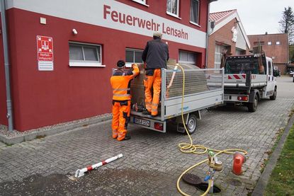 Mitarbeiter des Bauhofes beim Befüllen eines Wasserbehälters, um relavante Stellen  in der Gemeinde zu versorgen.