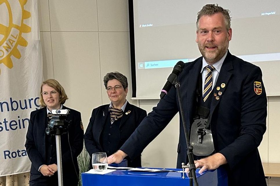 Der musikalische Leiter Dr. Jan Philipp Ruge bedankt sich mit einem Grußwort beim Rotary Club für die großzügige Spende.
