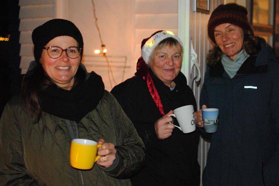 (v.l.) Nicole Hemme, Christiane Losse und Sylvia Soggia freuen sich über den Erfolg des ersten „Punsch bei Sonnenuntergang“.