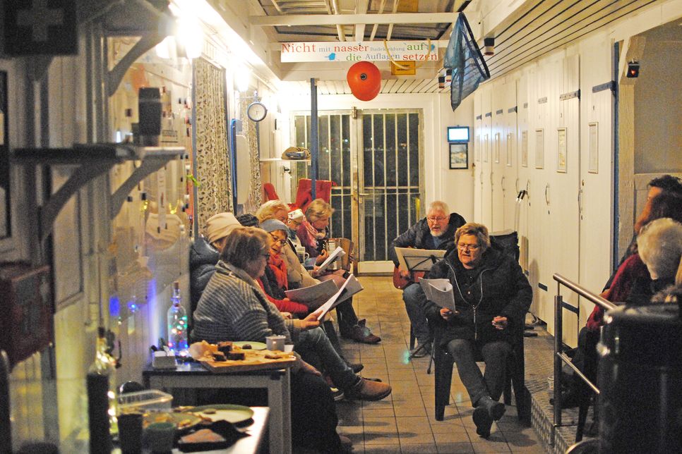 Bei Weihnachtsliedern, Punsch und Gebäck ging es in der Seebadeanstalt es eng zu, und gemütlich.