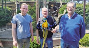 Vogelpark-Betreiber Klaus Langfeldt mit dem ältesten Bewohner des Parks, Ara Peter (über 70 Jahre alt), und sein Partner Massimo Menghini (rechts) mit ihrem Nachfolger Christian Siebelts (links), der den Vogelpark am 2. August offiziell übernimmt.