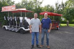Geschäftsführer Tobias-Markus Jordt (lks.) und sein Partner Martin Katzer verleihen Bierbikes zu verschiedenen Anlässen.