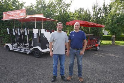 Geschäftsführer Tobias-Markus Jordt (lks.) und sein Partner Martin Katzer verleihen Bierbikes zu verschiedenen Anlässen.