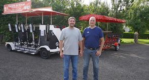 Geschäftsführer Tobias-Markus Jordt (lks.) und sein Partner Martin Katzer verleihen Bierbikes zu verschiedenen Anlässen.