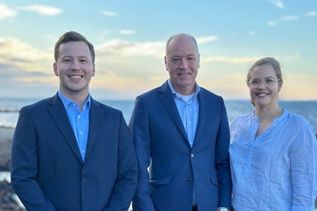 Isabella Vieregge und Philipp Seibel (Mi.) begrüßten den neuen Rechtsanwalt Johann Plate im Kanzleiteam.