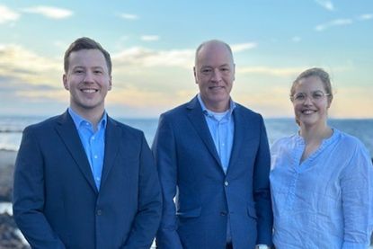 Isabella Vieregge und Philipp Seibel (Mi.) begrüßten den neuen Rechtsanwalt Johann Plate im Kanzleiteam.