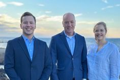 Isabella Vieregge und Philipp Seibel (Mi.) begrüßten den neuen Rechtsanwalt Johann Plate im Kanzleiteam.