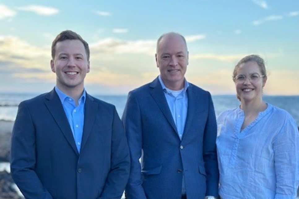 Isabella Vieregge und Philipp Seibel (Mi.) begrüßten den neuen Rechtsanwalt Johann Plate im Kanzleiteam.