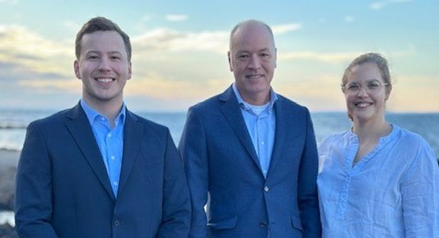 Isabella Vieregge und Philipp Seibel (Mi.) begrüßten den neuen Rechtsanwalt Johann Plate im Kanzleiteam.