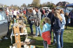 Frühjahrsflohmarkt auf den Wiesen des Museumshofs.