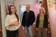 Eröffnung der Ausstellung mit Jennifer Pfeifer, Projektkoordinatorin von Lichtgrenze Bremen e. V., Mano Salokat und Medi Kuhlemann (v. lks.).