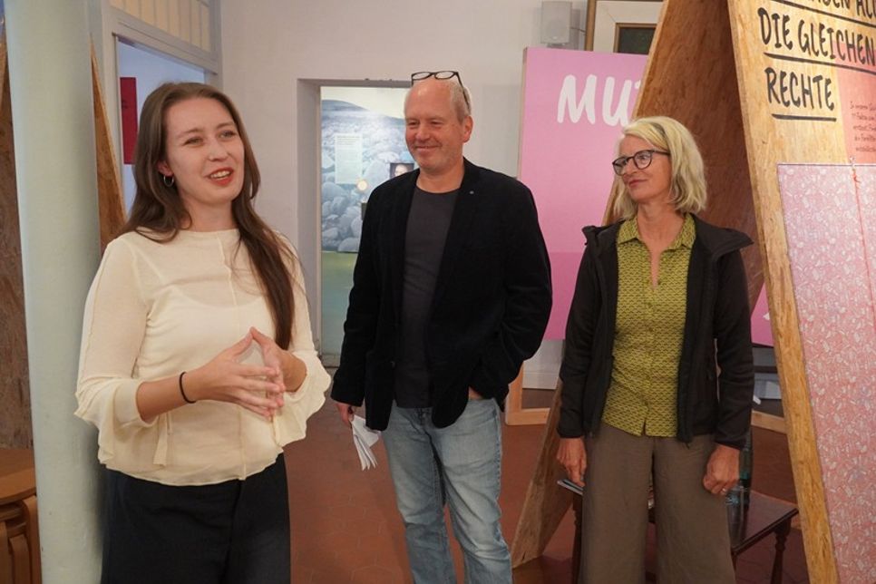 Eröffnung der Ausstellung mit Jennifer Pfeifer, Projektkoordinatorin von Lichtgrenze Bremen e. V., Mano Salokat und Medi Kuhlemann (v. lks.).