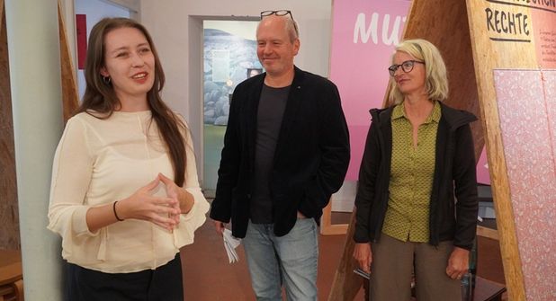 Eröffnung der Ausstellung mit Jennifer Pfeifer, Projektkoordinatorin von Lichtgrenze Bremen e. V., Mano Salokat und Medi Kuhlemann (v. lks.).