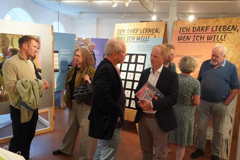 Die Ausstellung schafft einen Raum, in dem Demokratie nicht nur erklärt, sondern erlebt, hinterfragt und gemeinsam gestaltet werden kann.