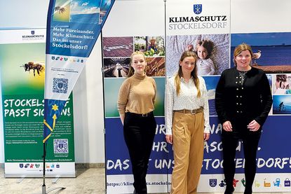 Stockelsdorfs Bürgermeisterin Julia Samtleben (re.) mit den beiden Neuen im Team der Gemeinde: Deborah Feldmann (li.), Klimaanpassungsmanagerin, und Sophia Cornelißen, Klimaschutzmanangerin.